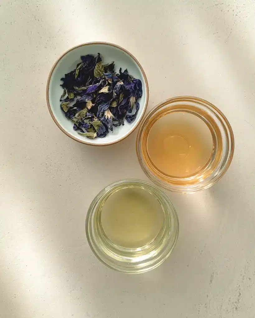 Brazilian Mounjaro Recipe – Natural Weight Loss Drink with Butterfly Pea & ACV 10 Key ingredients for the Brazilian Mounjaro recipe including butterfly pea flowers, lemon juice, and apple cider vinegar in ceramic bowls on wood